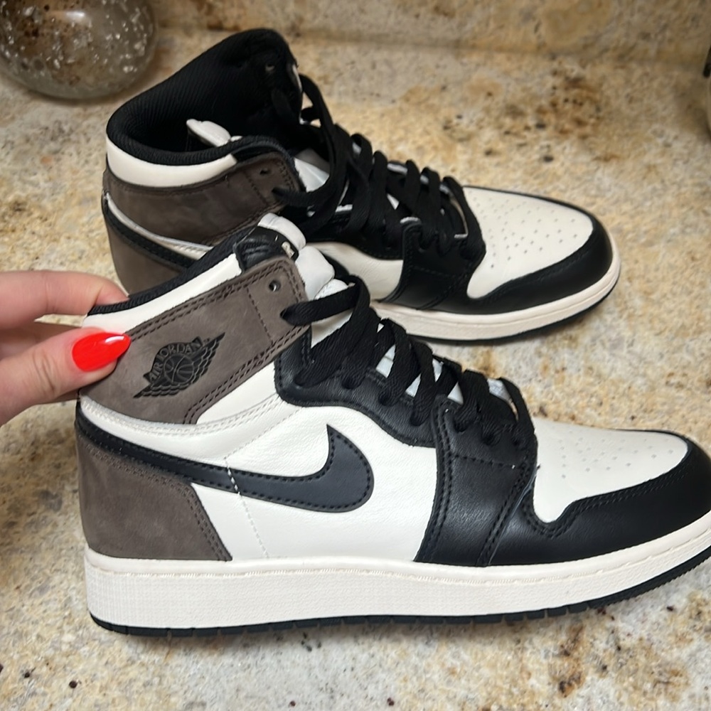 Nike Air Jordan 1 Dark Mocha retro high 6.5 men, size 8 women. Like New!